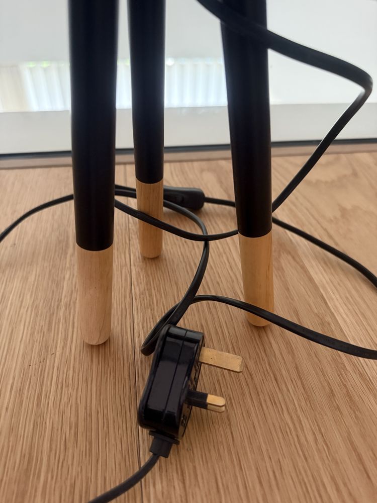 Candeeiro de mesa de cabeceira pretos semi novos