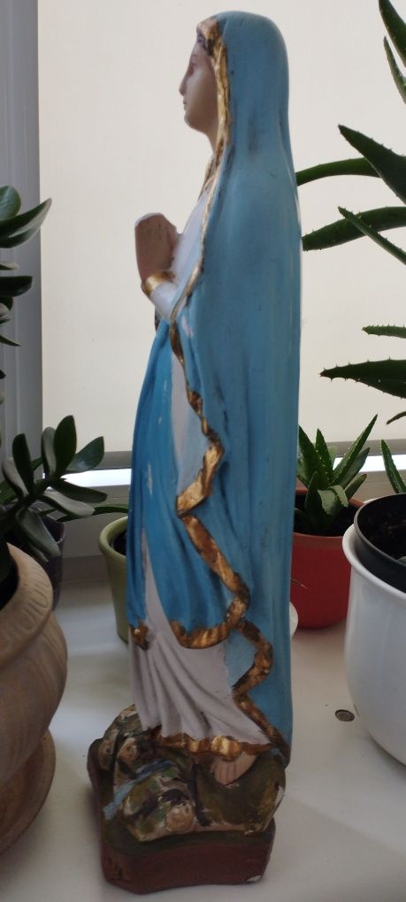 Stara figurka Matki Bożej.