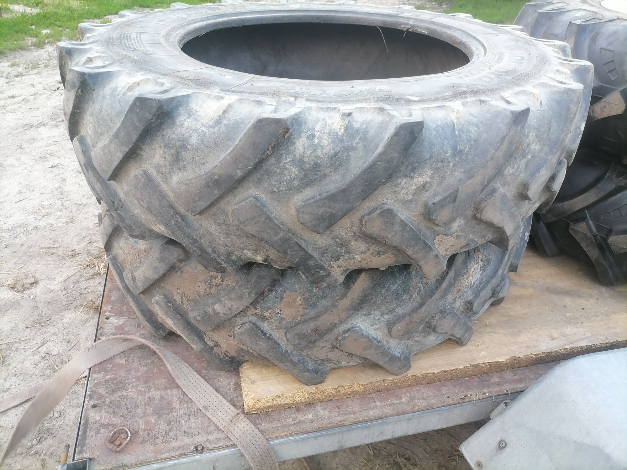 Sprzedam opony 13.6 r28