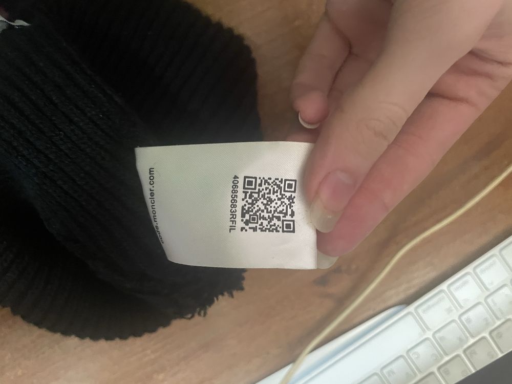 Шапка Moncler б/у