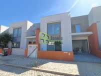 Moradia em Banda T4 Nova- Quinta de Peliche