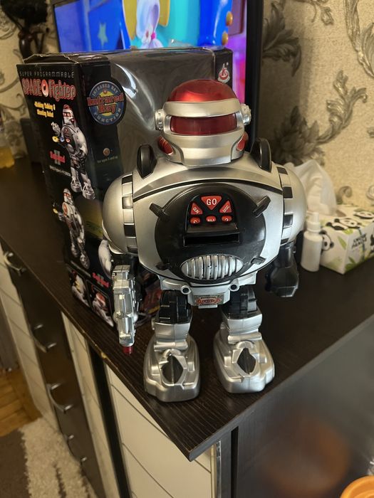 Робот,іграшка на пульту