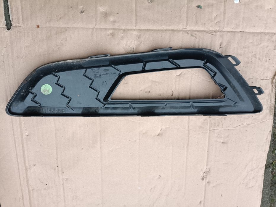 Ford Focus MK3 III lift ST line kratka zaślepka halogenu lewego ramka