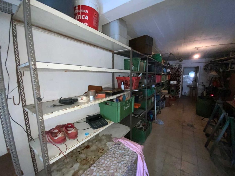 Recheio de garagem com diverso material e ferramentas e materiais