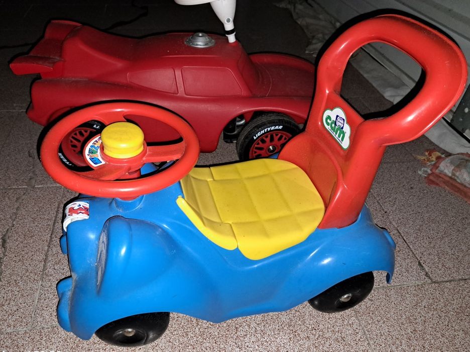 Carrinhos e bicicleta criança