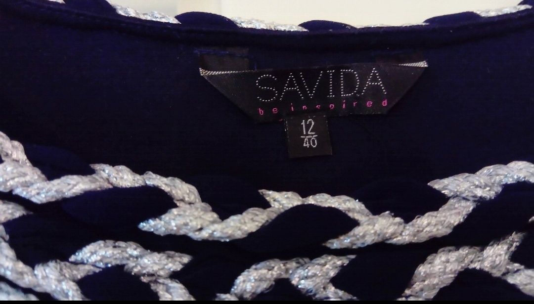 Granatowa, krótka sukienka z wykończeniem srebrną nitką, SAVIDA