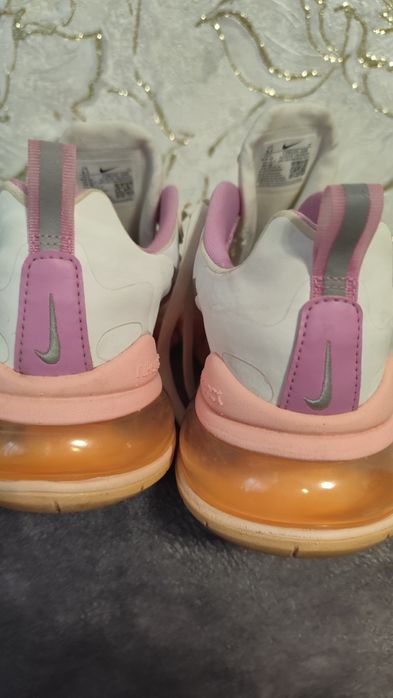 Це кросівки Nike Air Max 270 React