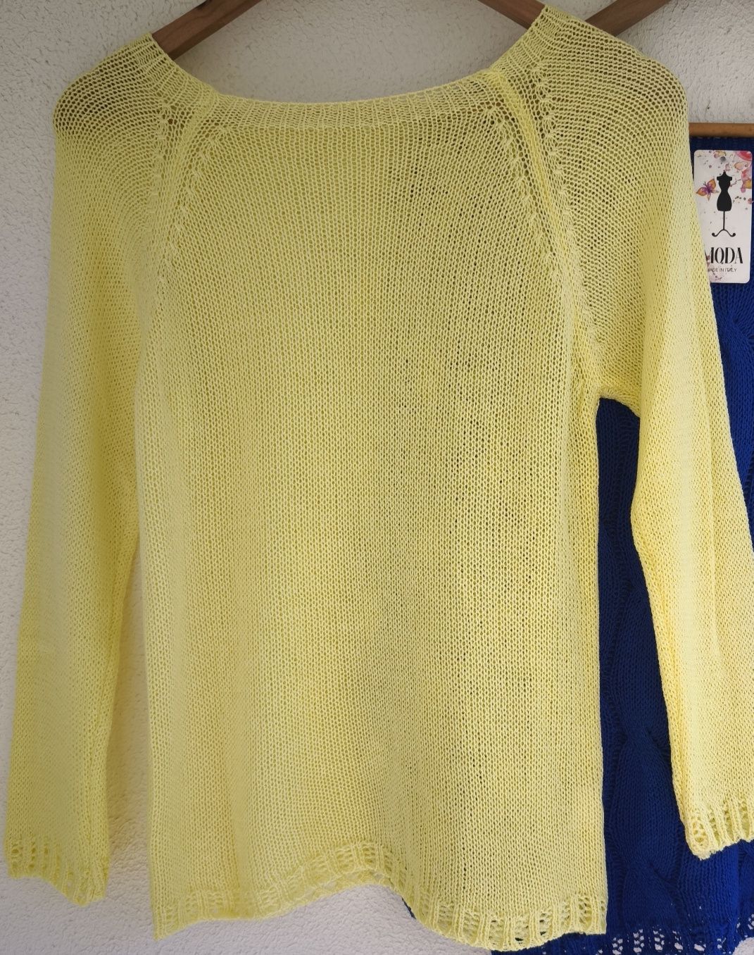 Camisola amarela , de malha fria. Manga comprida.