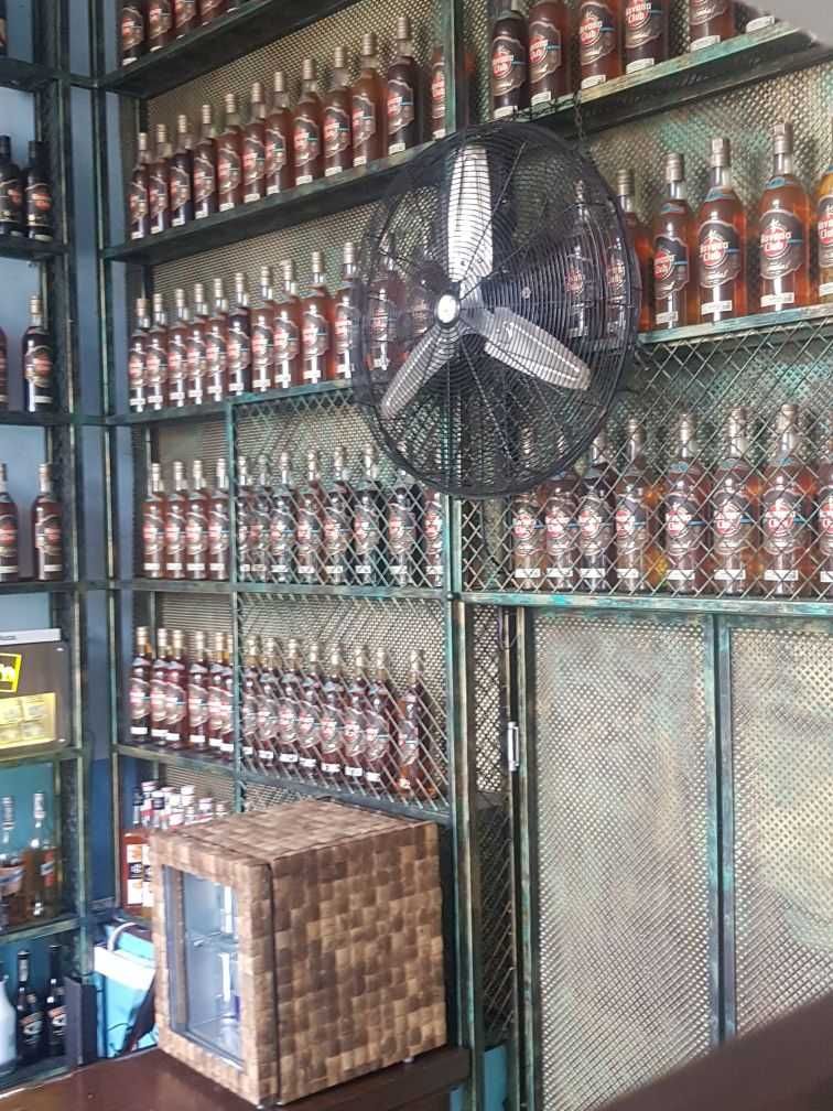 Zabudowa baru . Meble do lokalu