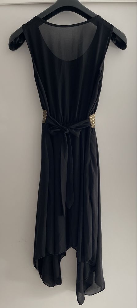 Vestido com faixa dourada