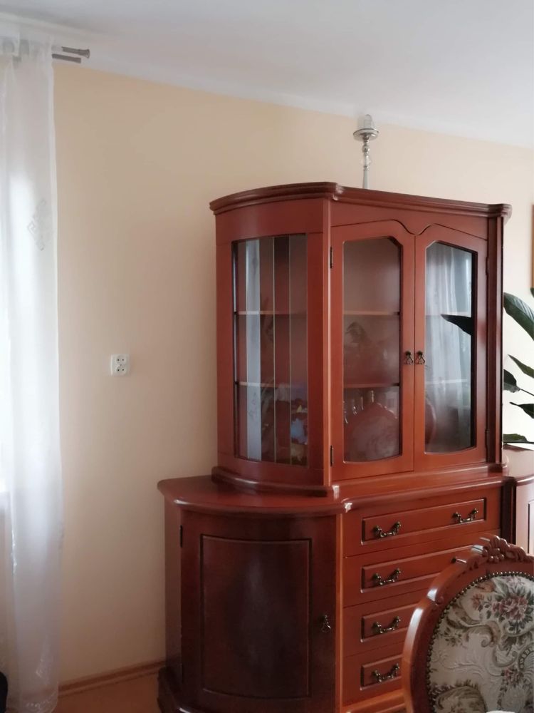 Komplet meble witryna komoda stół+ 8 krzeseł kolor ciemny orzech