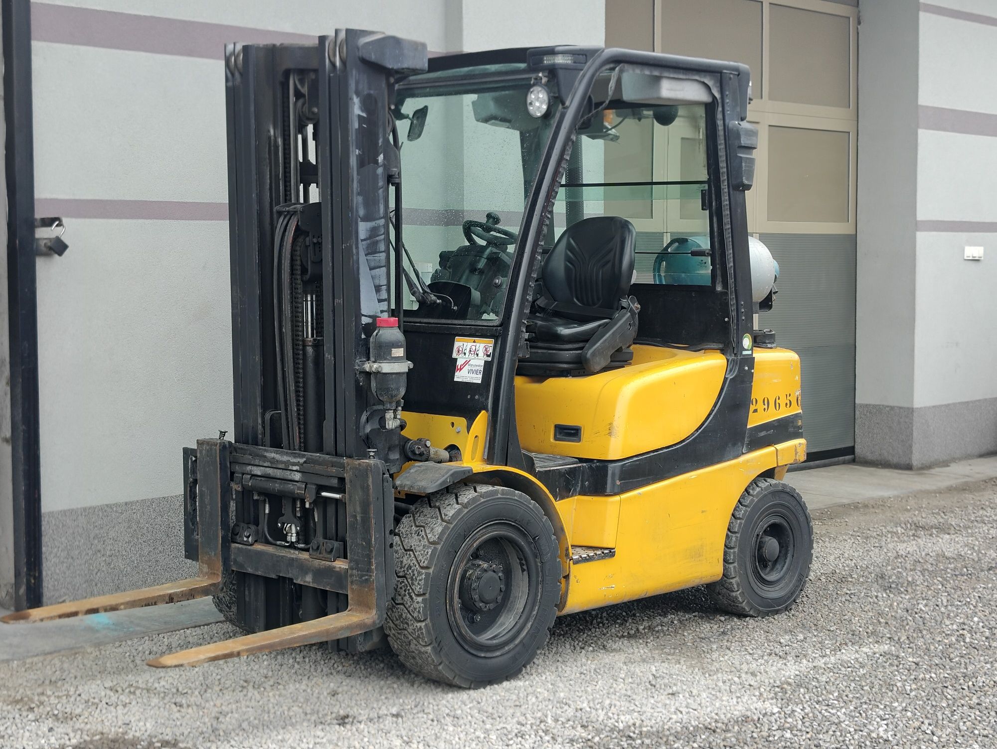 Wózek Yale GLP25VX 2.5T Lpg 2015r Triplex 4.9m  Sprowadzony