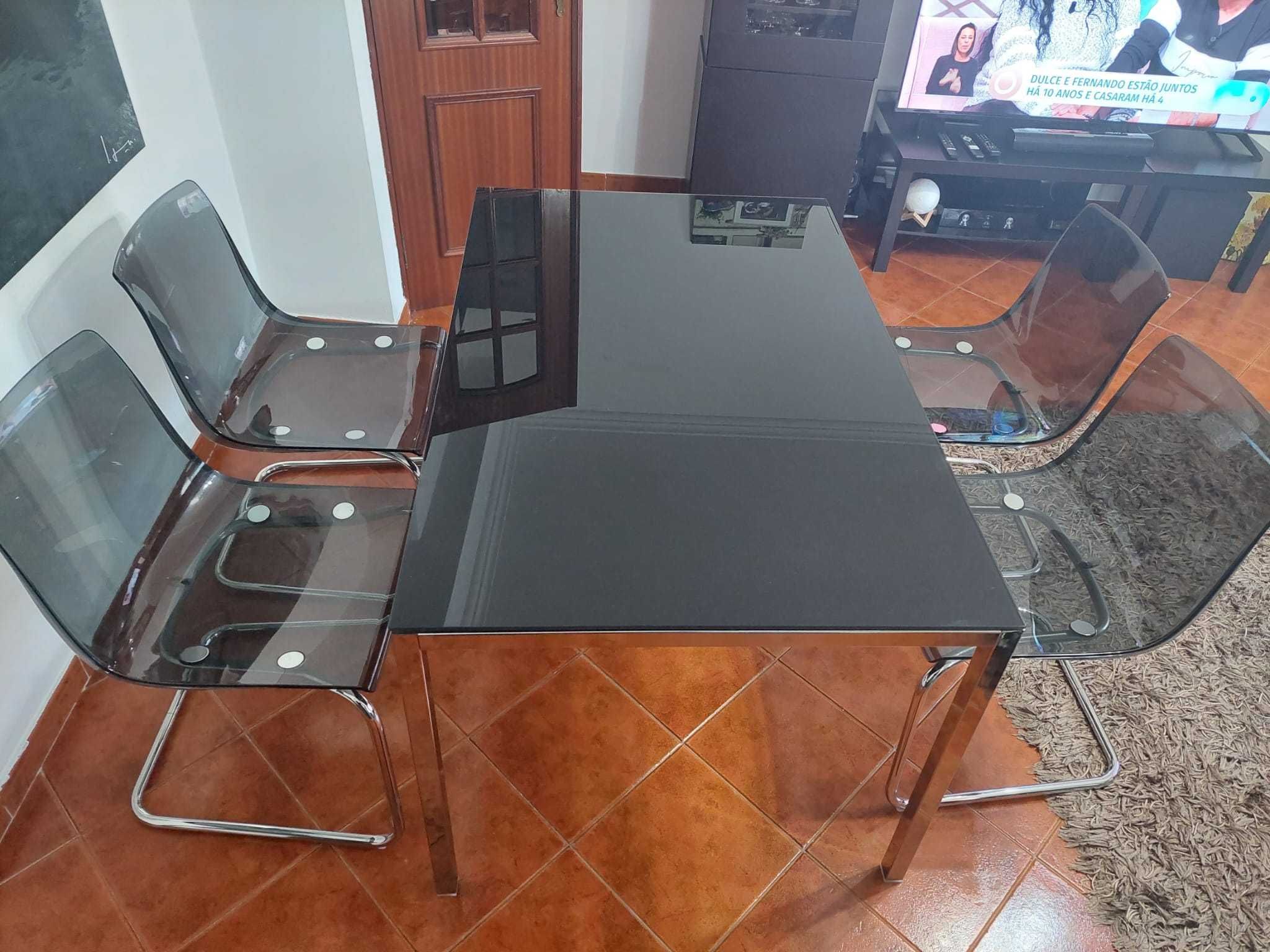 Mesa Vidro e Cadeiras