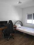 Quarto com cama de casal, individual em apto com ótima localização