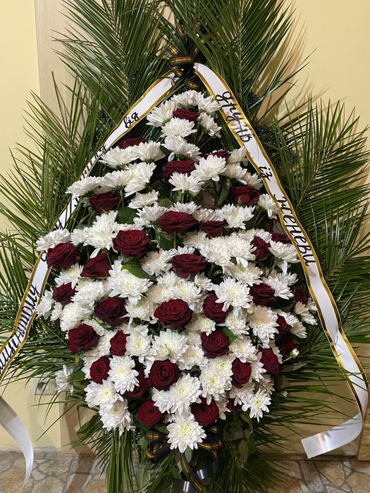 Вінок ритуальний із живих квітів