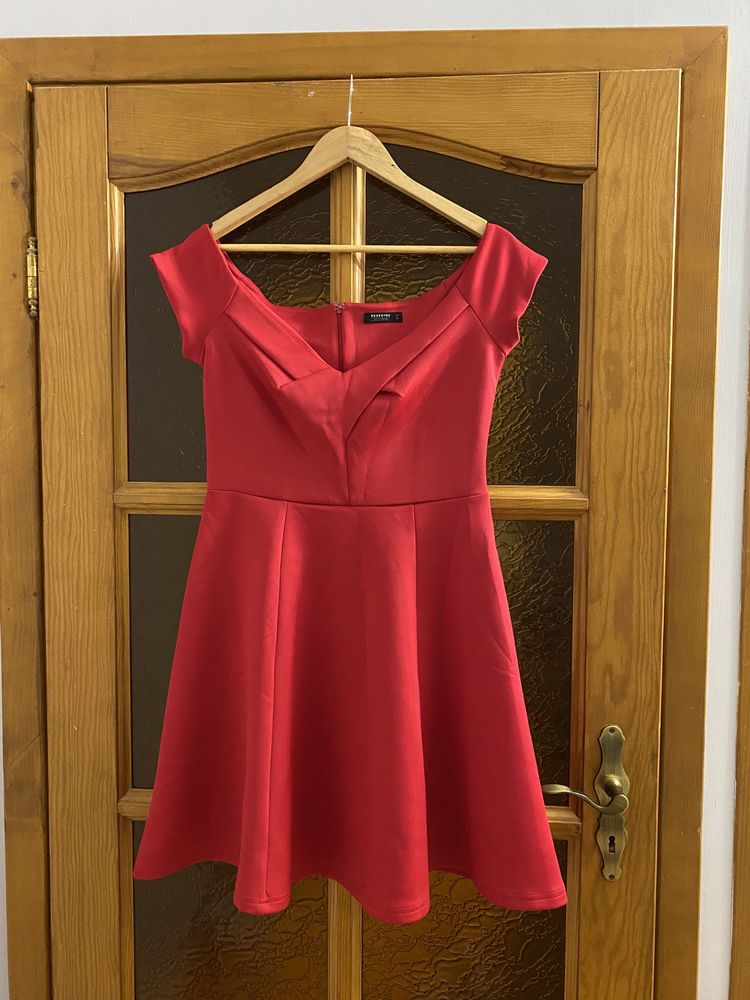 Czerwona sukienka Reserved L