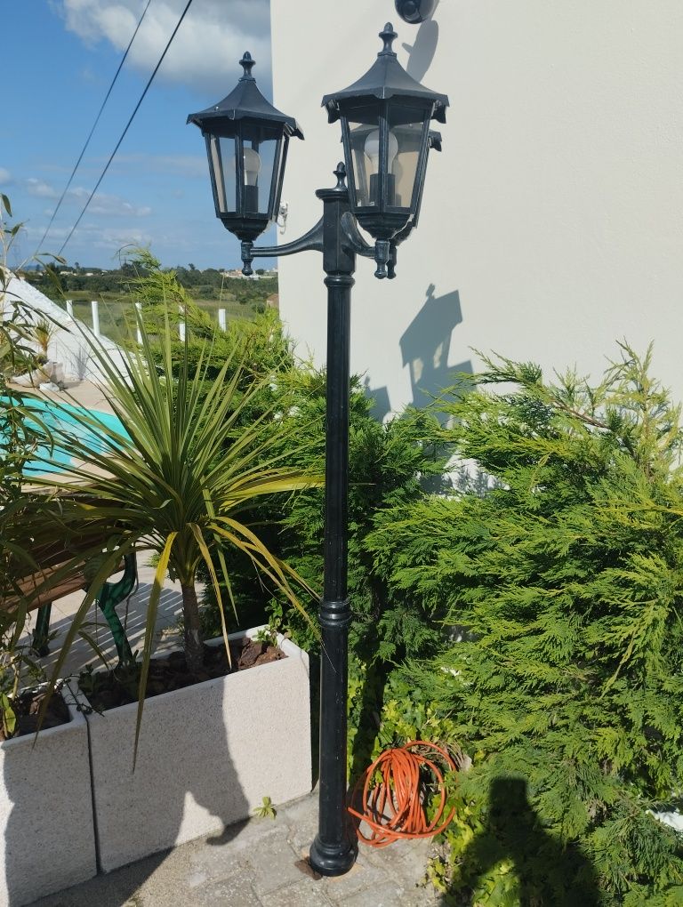 Candeeiro de pé exterior
