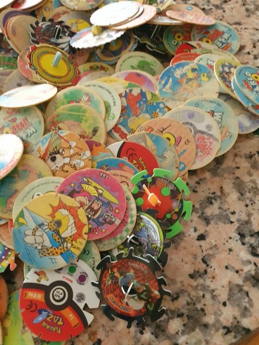 Vendo tazos, pokemon e beyblades antigos