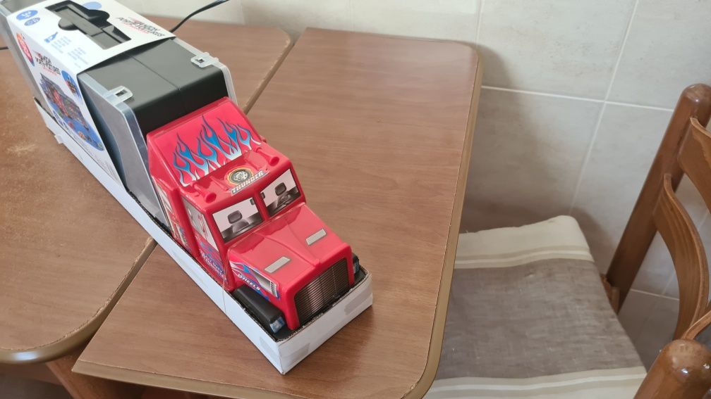 Camiao com 12 carrinhos carros