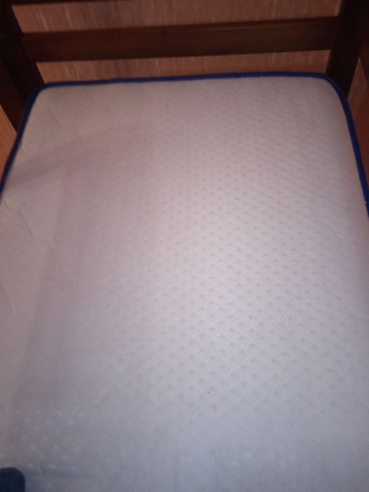 Двоповерхове ліжко з двома матрацами