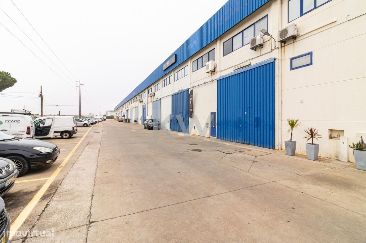 Armazém no Centro Empresarial Sintra/Estoril VI – Linhó | 220 m2 de Po