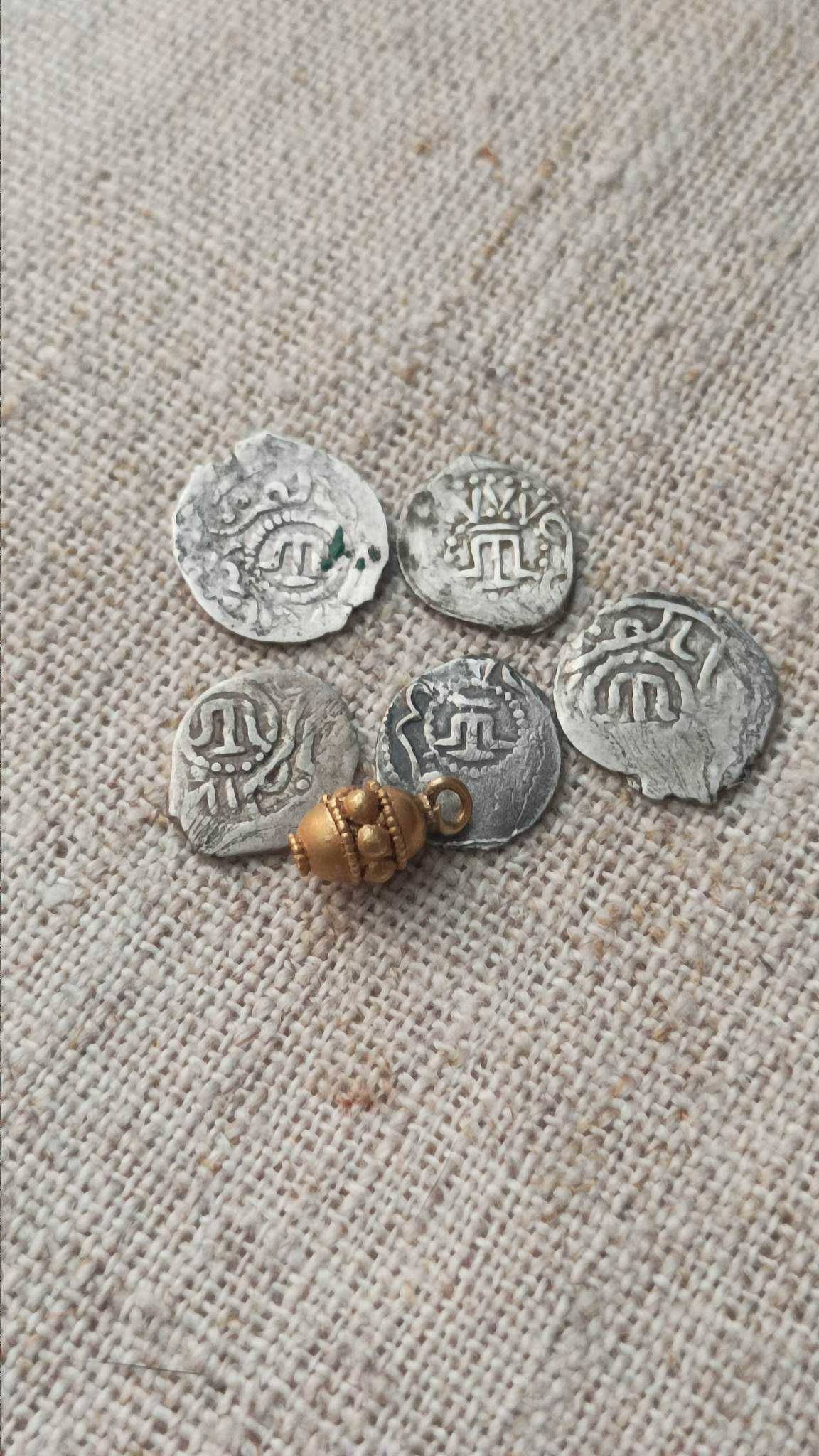 антична золота підвіска та монети акче