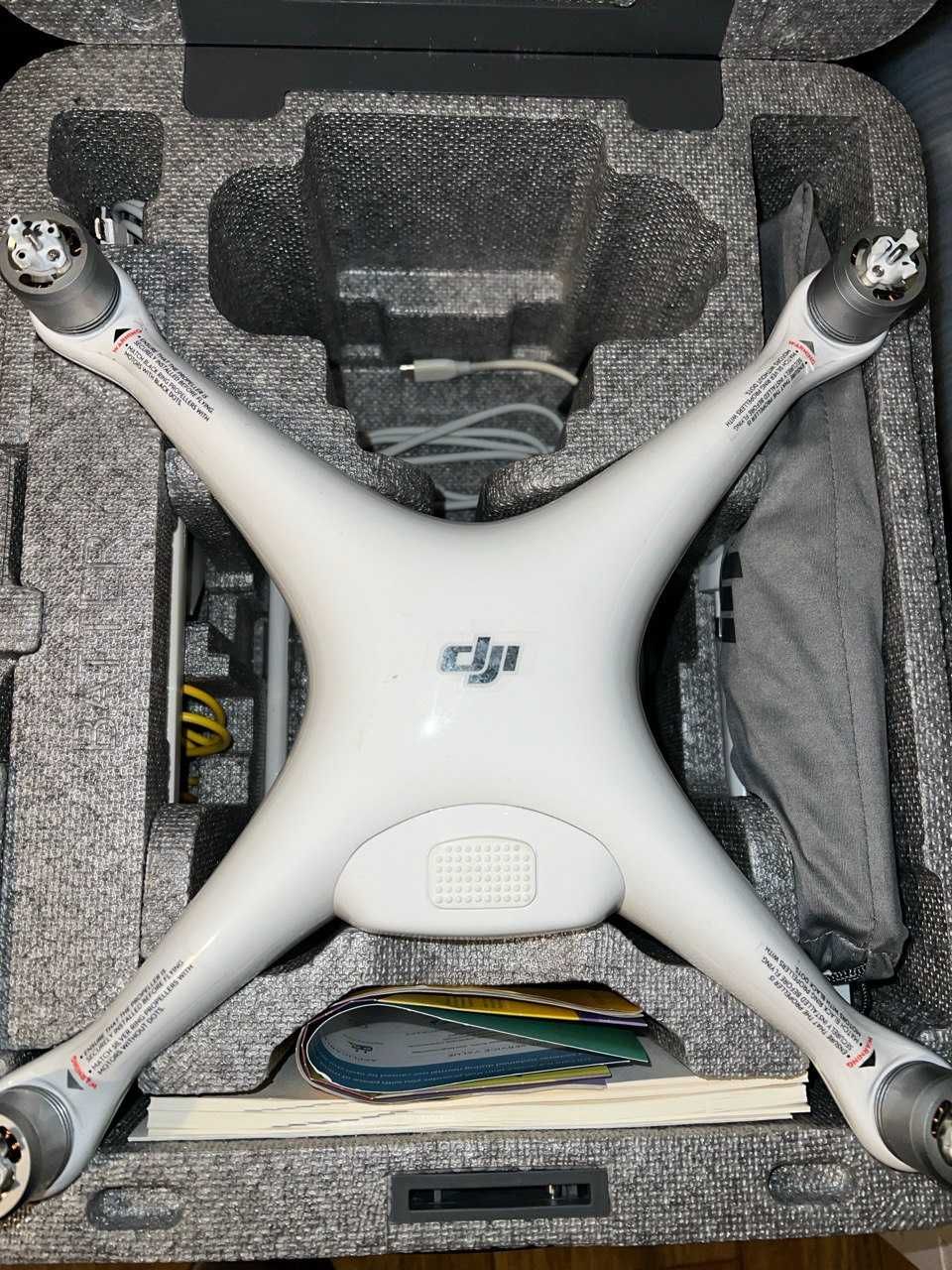 Професійний квадрокоптер DJI Phantom 4