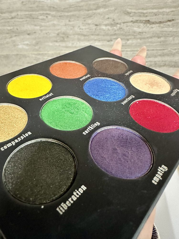 Палетка тіней kat von d limited edition vegan love eyeshadow palette