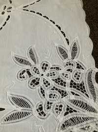 Obrus biały serweta ręcznie haftowana  do kolekcji