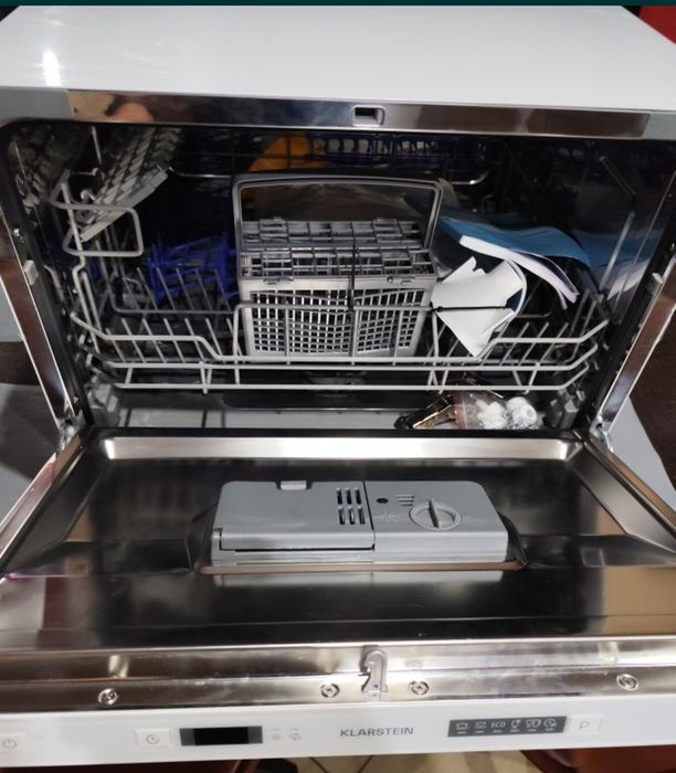 Ekonomiczna kompaktowa wydajna zmywarka do naczyń do zabudowy.