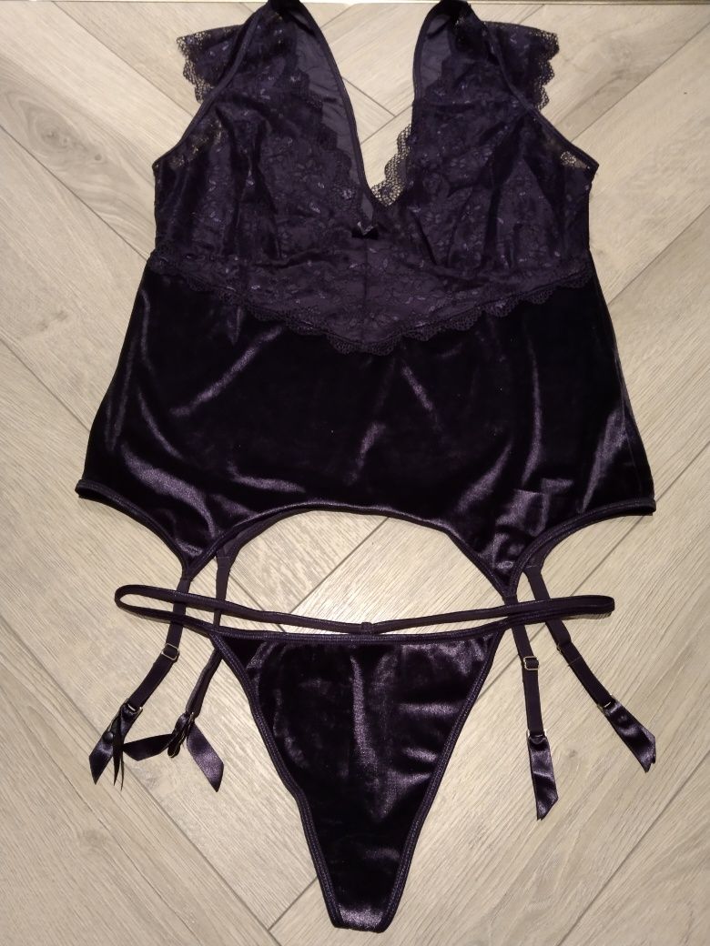 Erotyczny welurowy komplet bielizny fiolet aksamit stringi paski 44 XL