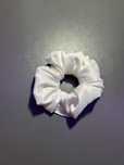 Białe Scrunchie.