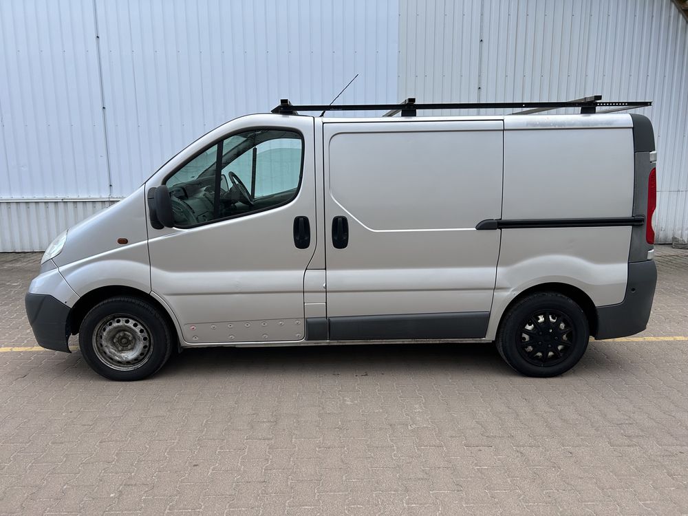 Opel Vivaro 2008 2л дизель праве кермо в Україні