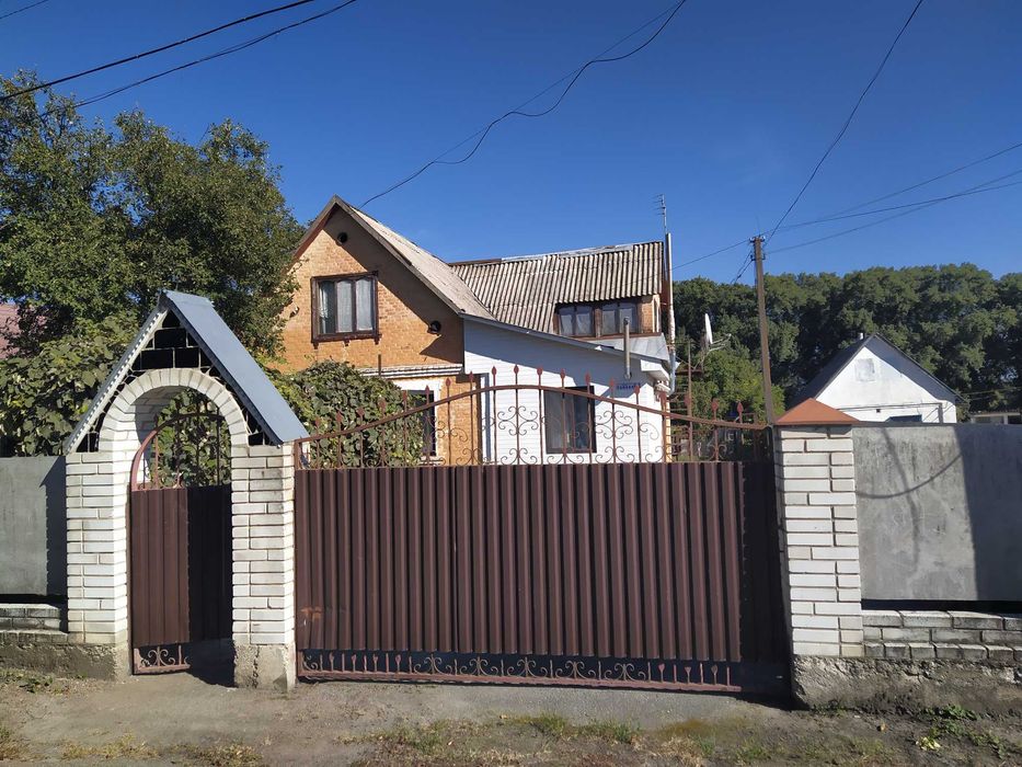 Продається будинок в смт Гребінки.