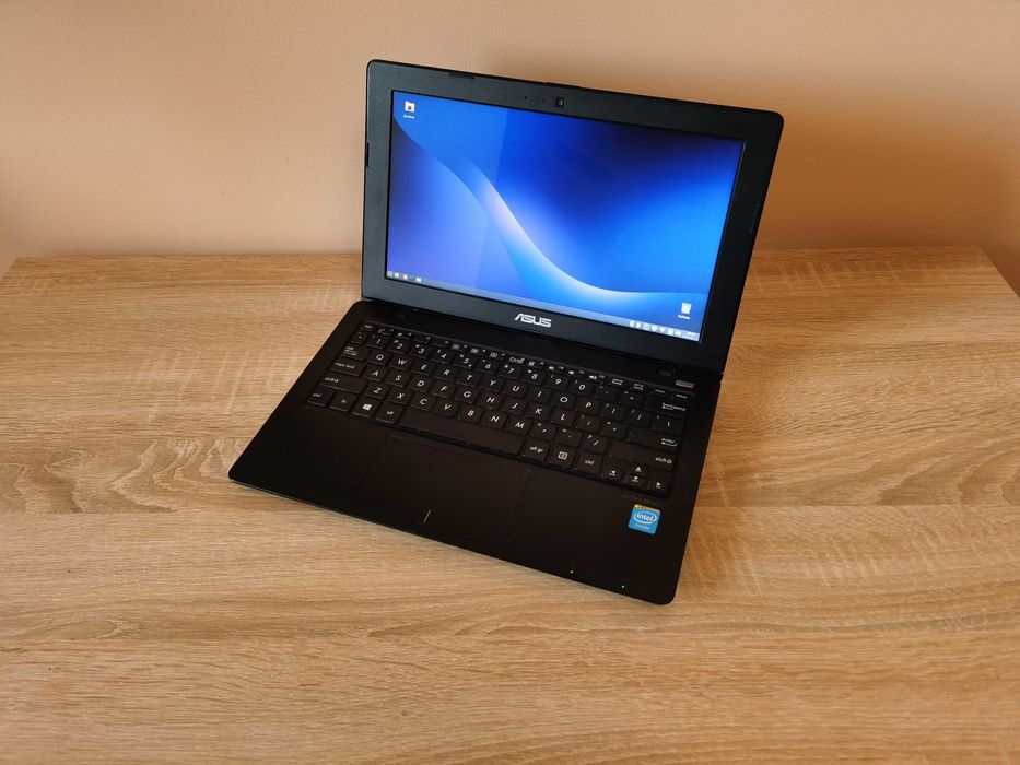 Компактный Asus F200