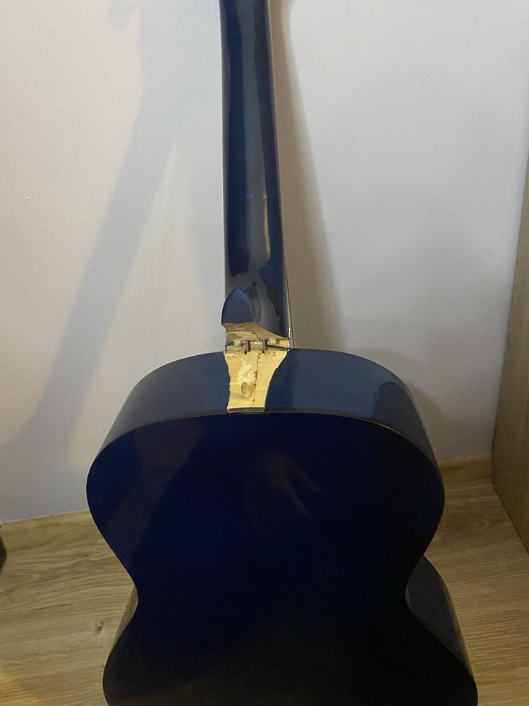 uszkodzona gitara.Odbiór tylko osobisty!!