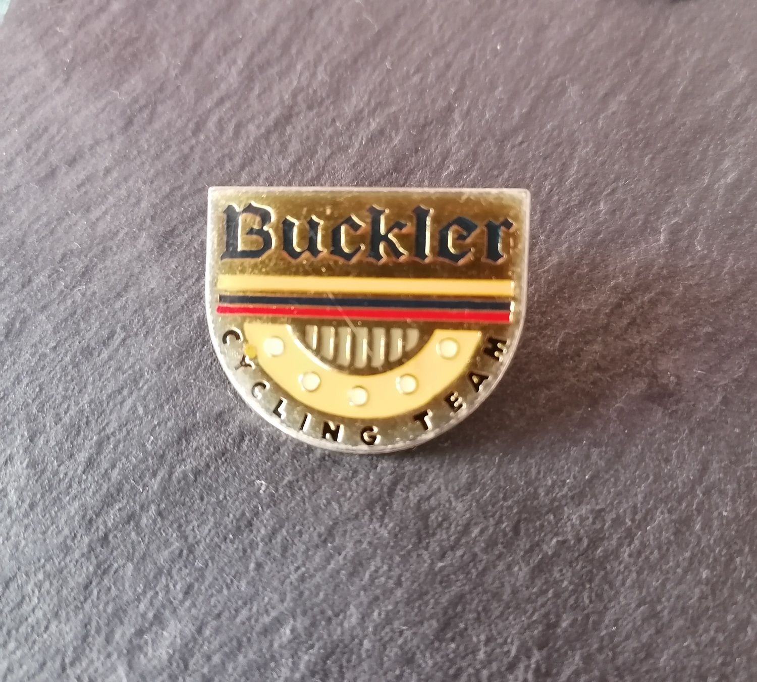 Pin da cerveja Buckler produzida nos Países Baixos pela Heineken