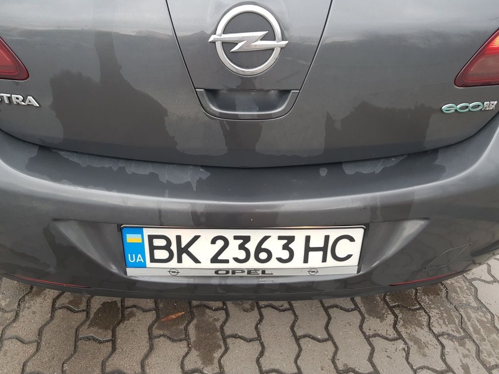 Opel Astra J  2010 року.