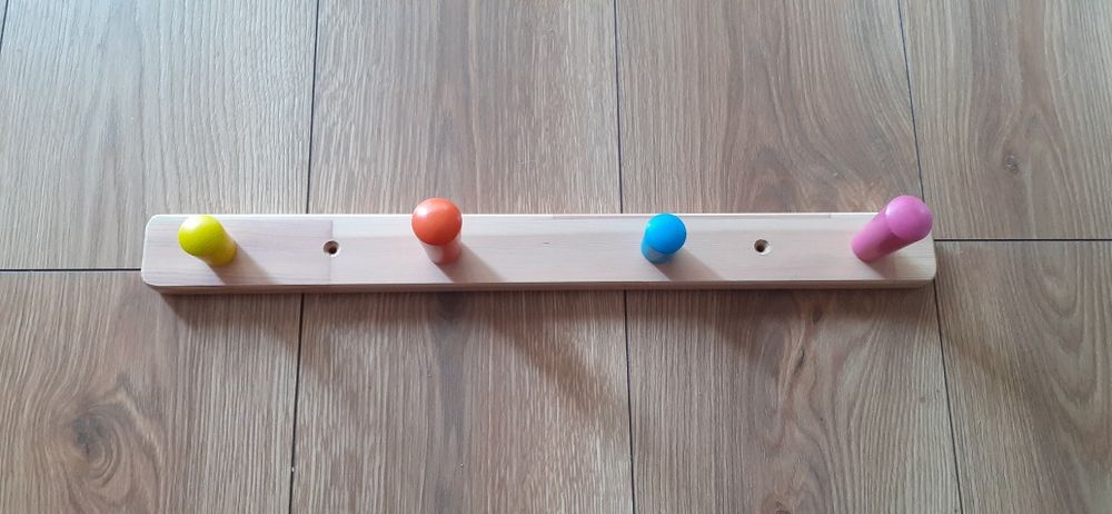 Wieszak na ubrania dzieciecy IKEA używany.