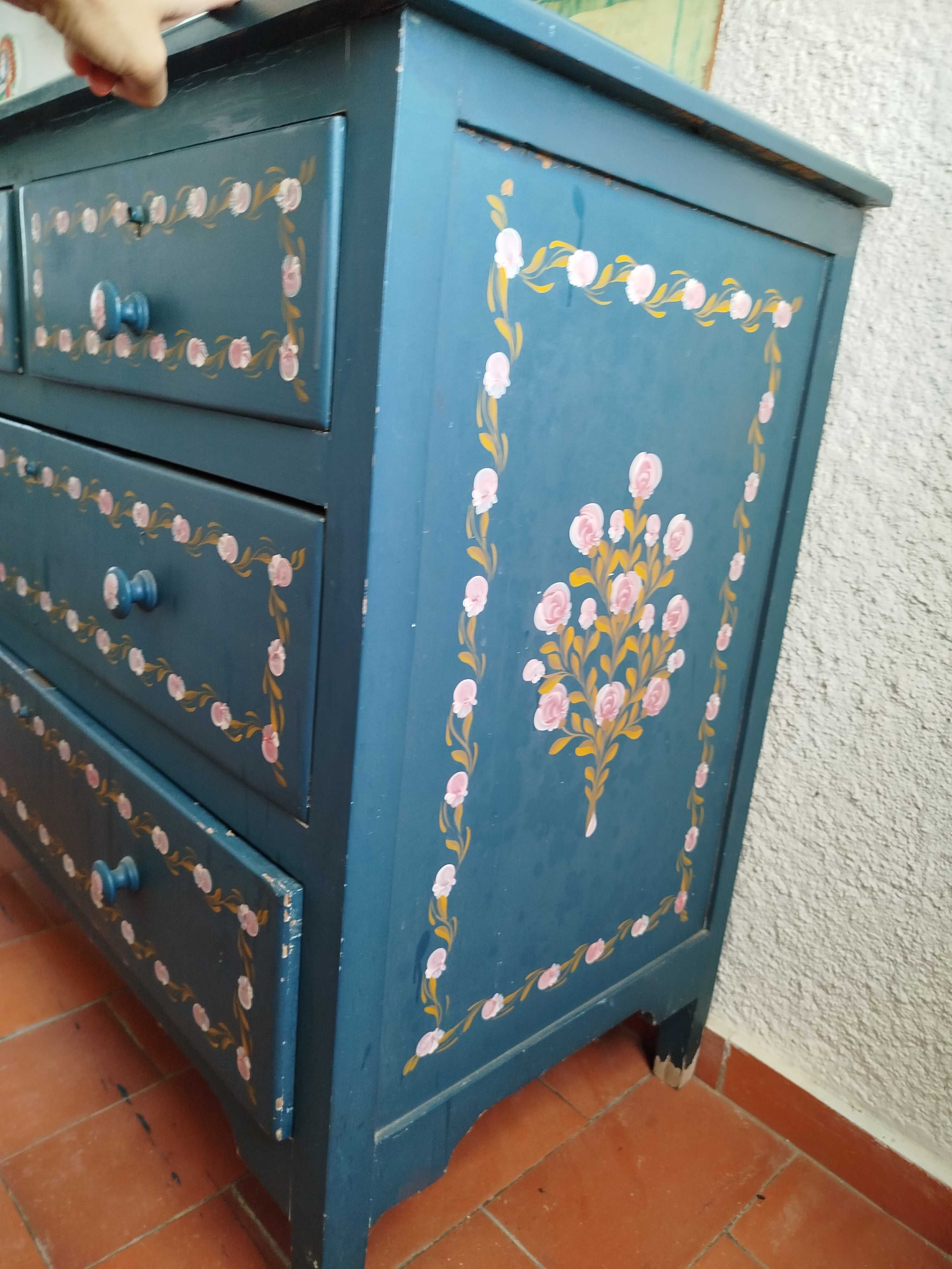 Cómoda típica pintada ao estilo alentejano