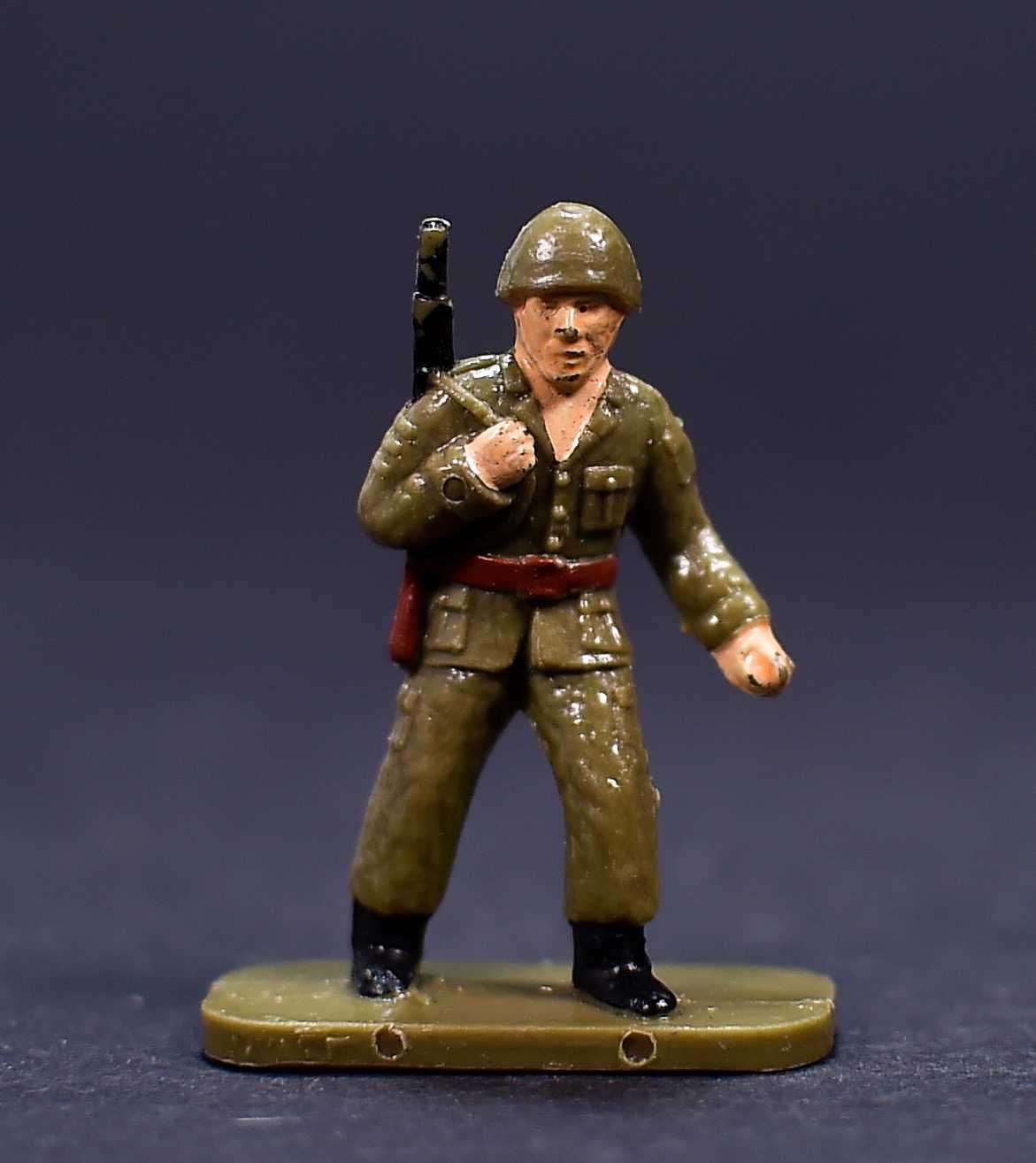 Figurka PRL Żołnierz Wojskowy