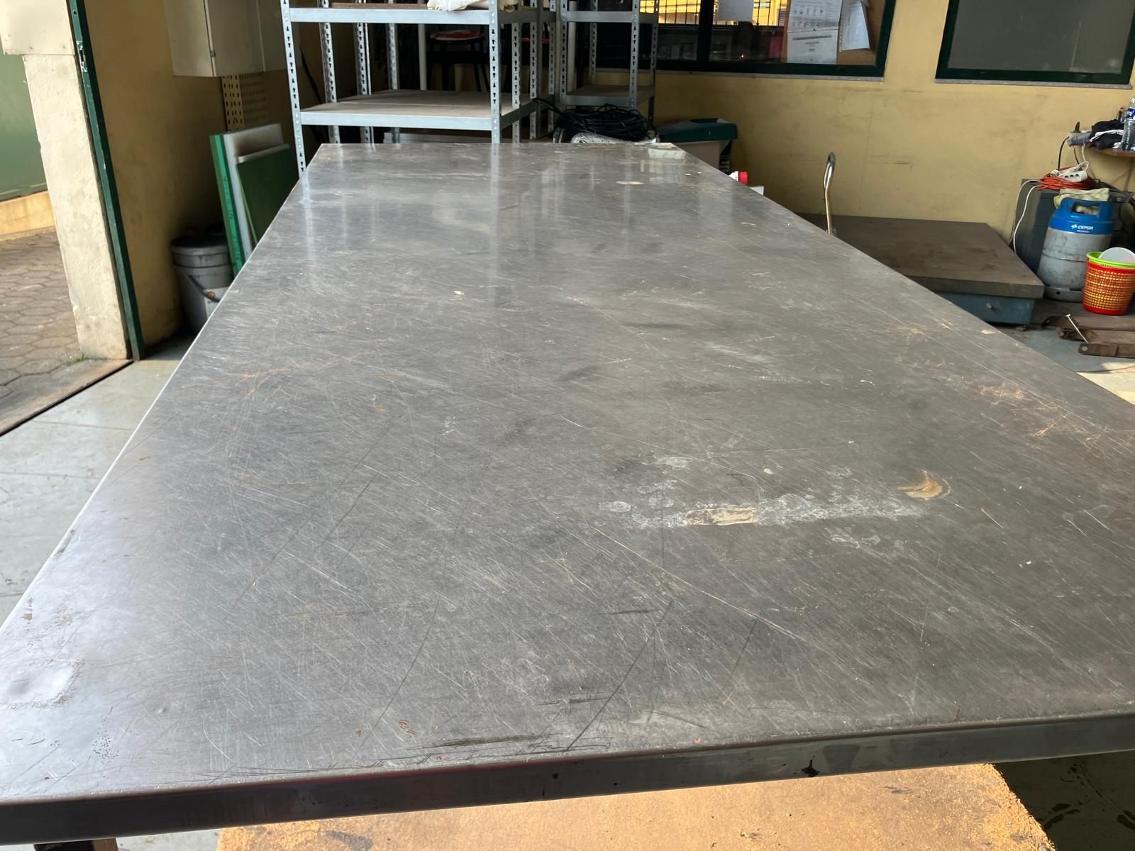 Mesa com tampo de inox