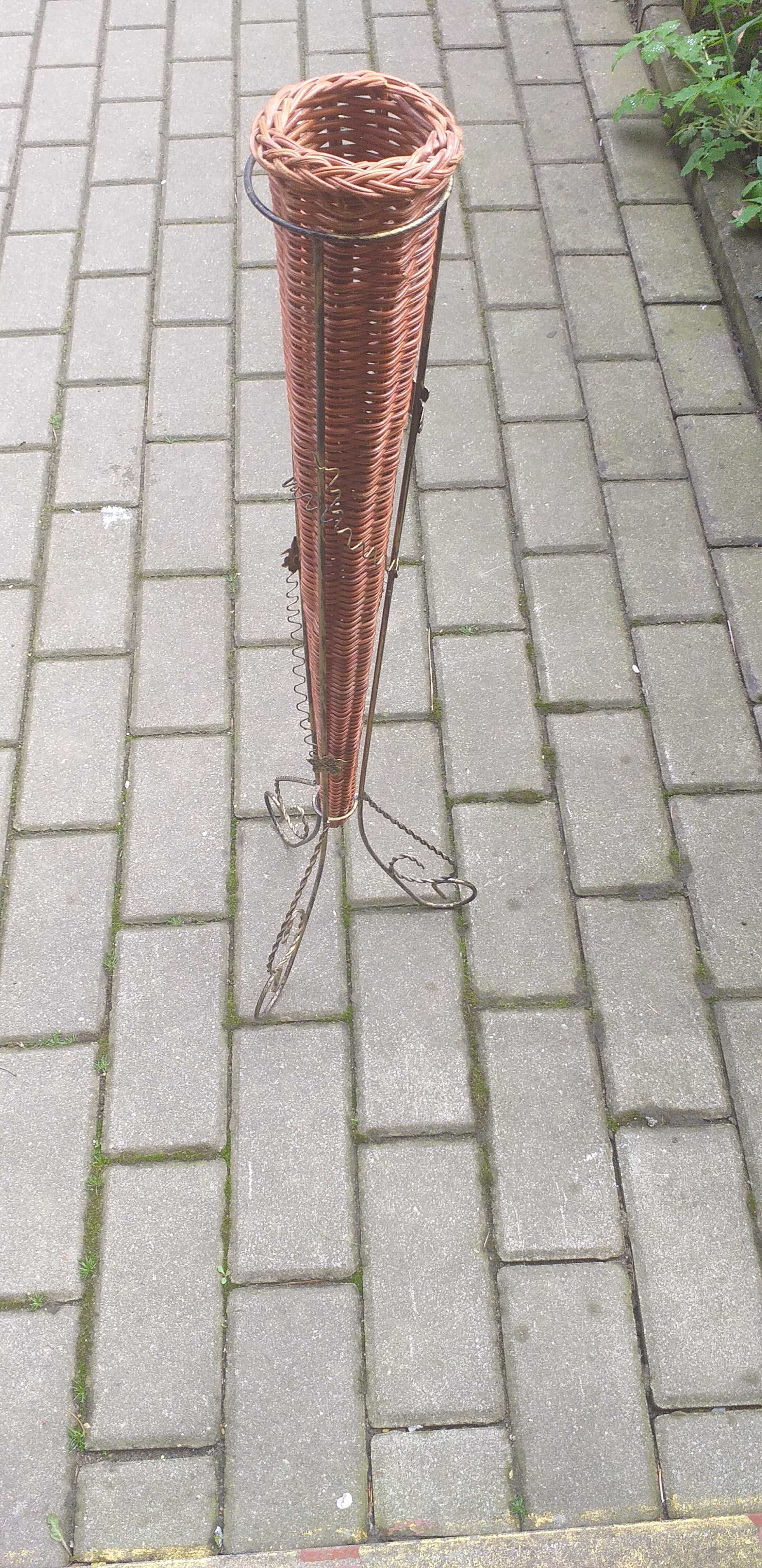 Stojak na Parasol Parasolnik z metalu miedzianego i wikliny lata 60te