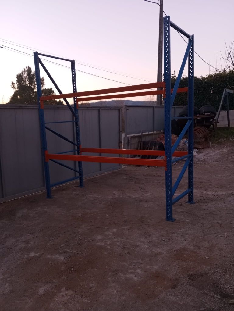 Mesa de 2 bastidores e 4 travessas laranjas