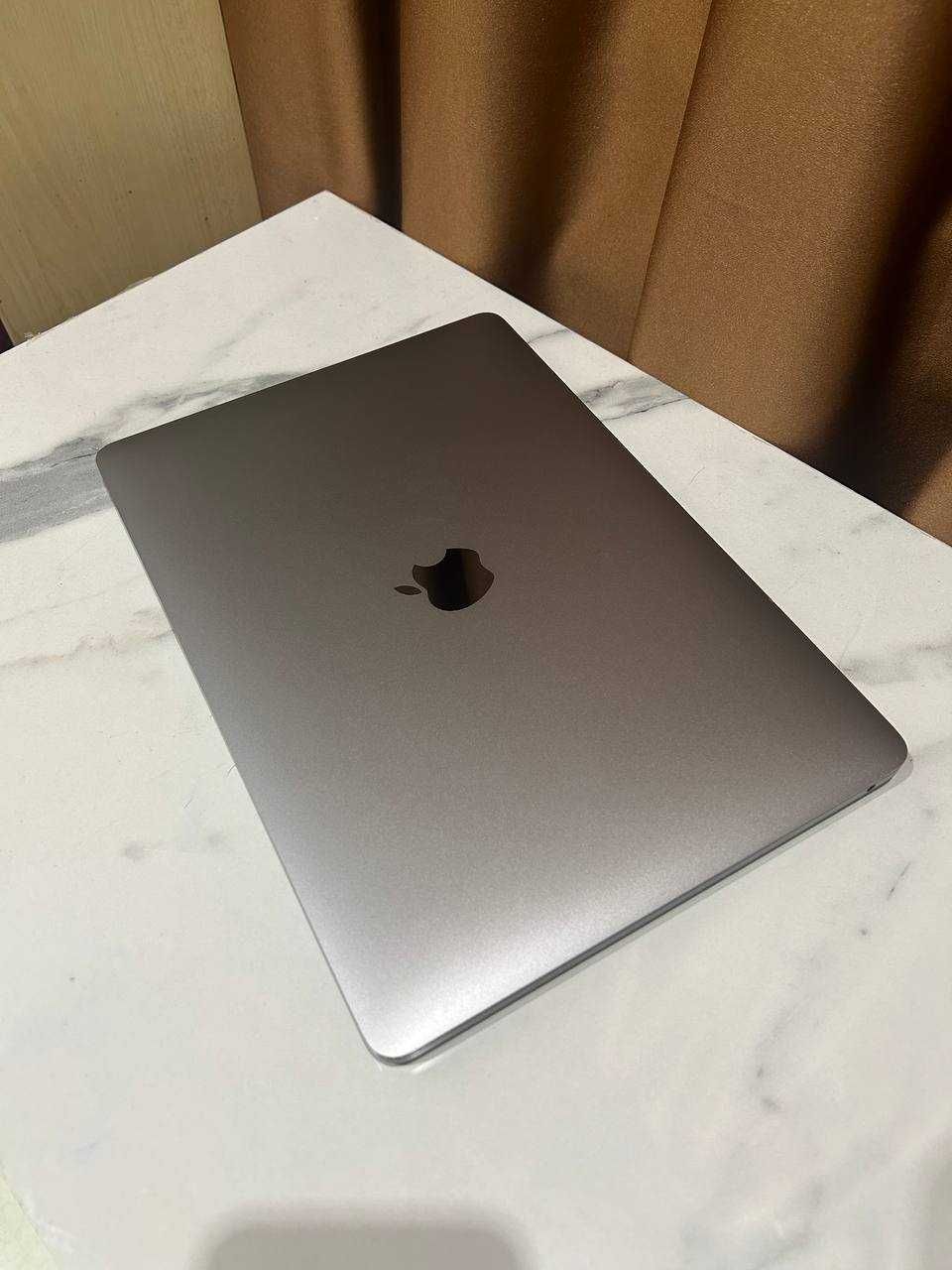 Макбук Apple MacBook Pro 13”, 2020р., і5, SSD 250gb, 8gb ОЗУ.