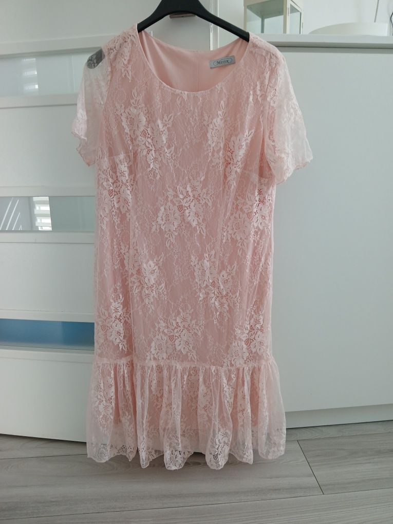 Pudrowa sukienka z koronką oversize M L