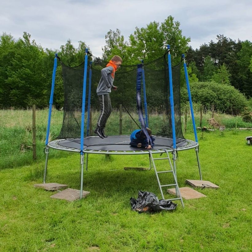 Duża trampolina z drabinką