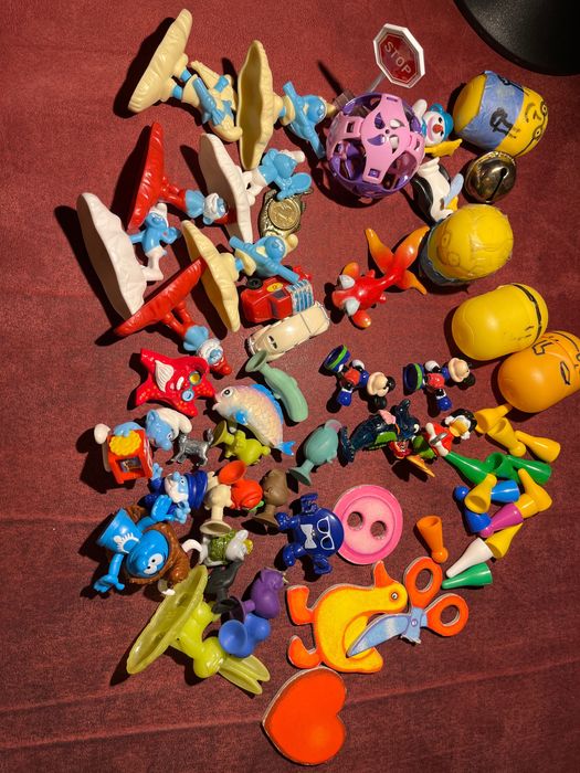 Zestaw figurek smerfy, minionki