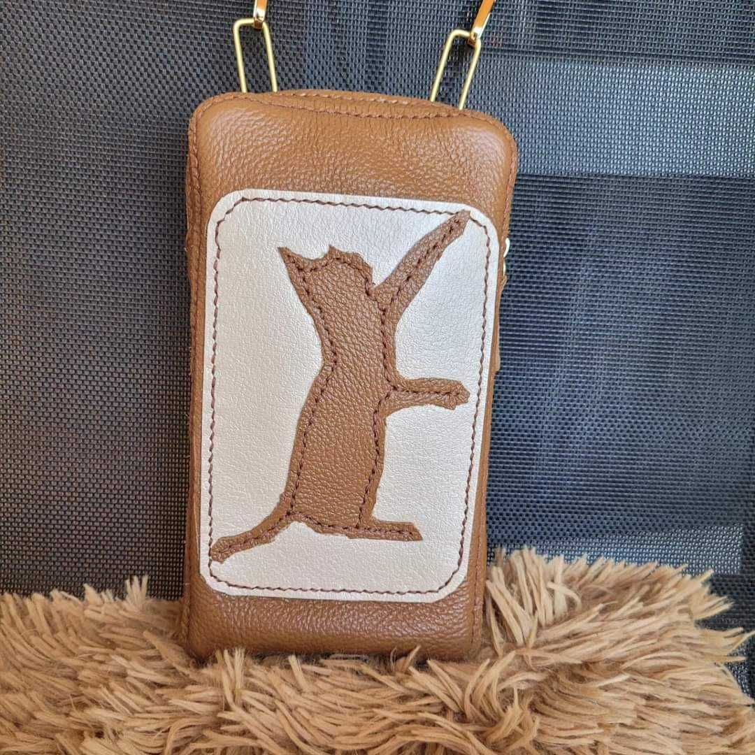 Ruda skórzana torebka na telefon ręcznie szyta z kotem