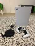 PlayStation 5 (model CFI-1216B) plus dwa pady